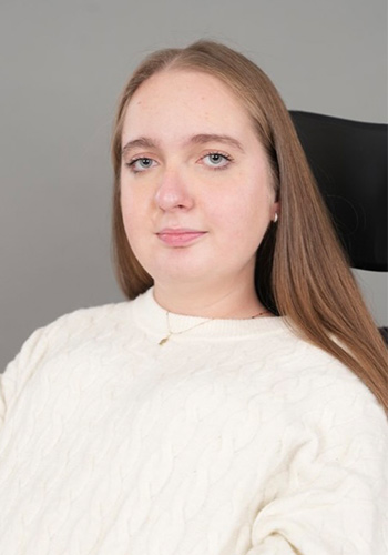créatrice de la boutique LéaCréa, Léa Villeneuve, assis dans sa chaise roulante.