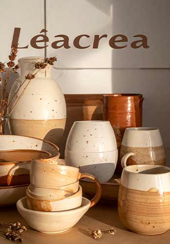 Table avec des bols, des tasse, des assiettes et des vases dans un style de couleur beige